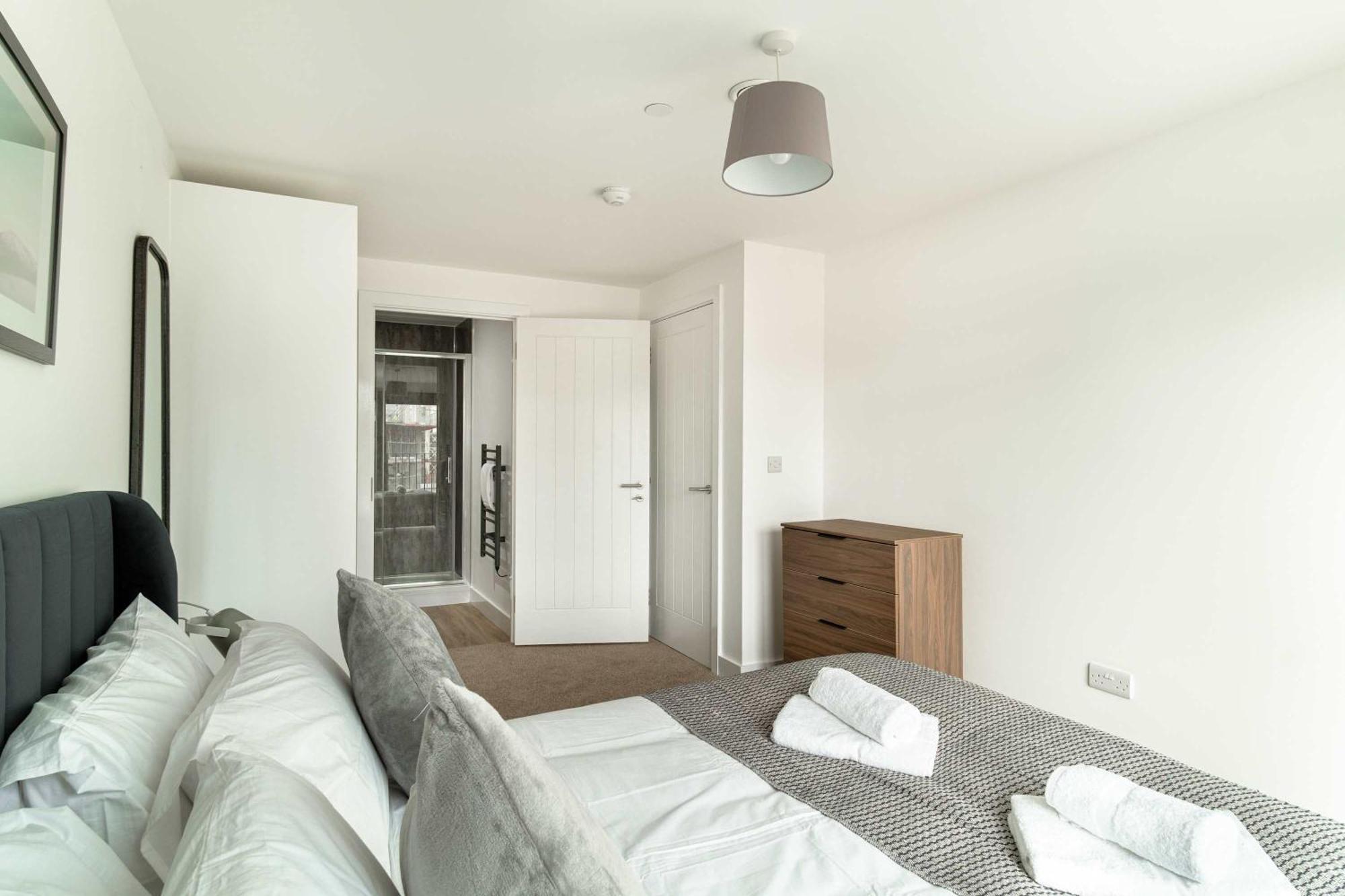 Spacious & Bright 2 Bed In Apartment